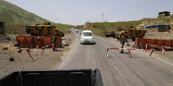 Polis ve asker, bazı bölgelerde kontrol noktası oluşturdu