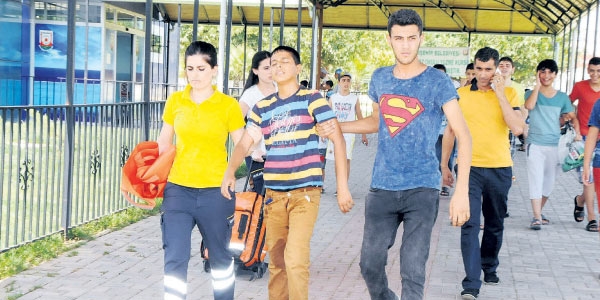 Yüzme eğitimi aldıkları havuzda zehirlendiler