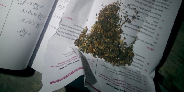 KPSS soru kitapçığının arasına gizlenmiş esrar bulundu