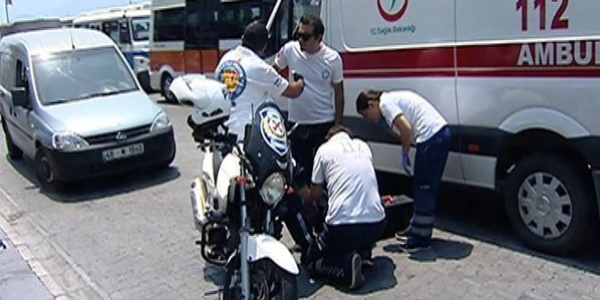 Ani dönüş yapan araç polise çarptı