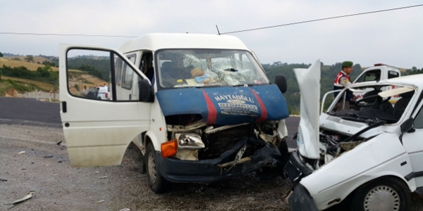 Osmaniye'de iki otomobil çarpıştı: 8 yaralı