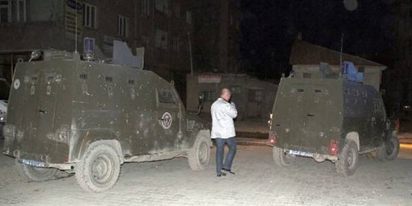 Hükümet konağına ses bombalı saldırı: 2 yaralı