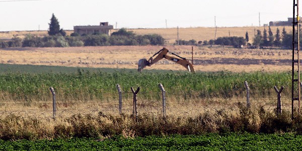 PYD sınır hattında hendek kazıyor