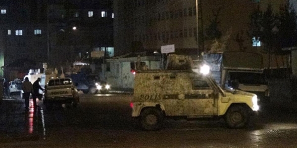 Hakkari'de polise roket atarlı saldırı: 2 yaralı