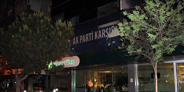 �zmir'de AK Parti binas� �n�nde patlama