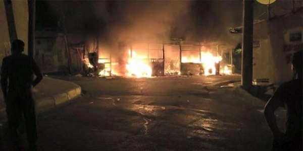 Halk otob�s�n� molotofla yakt�lar