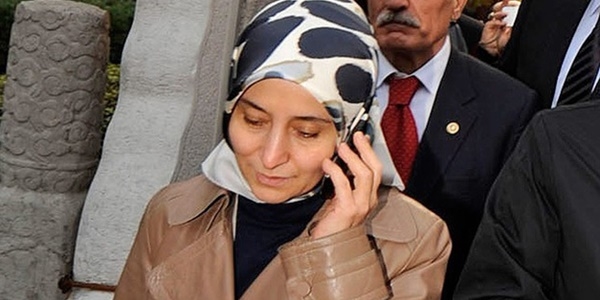 Sare Davutoğlu'ndan şehit eşine taziye telefonu