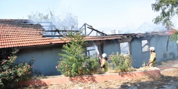 Bo�alt�lan okulda korkutan yang�n