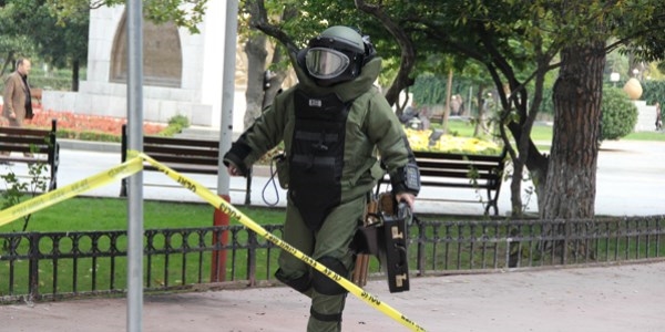Taksim Meydan�'nda bomba pani�i