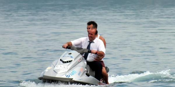 Belediye Ba�kan�, tak�m elbiseyle jet-ski'ye bindi