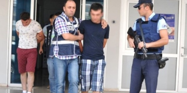 Kavgayı ayırmak isteyen polis memuru bıçaklandı