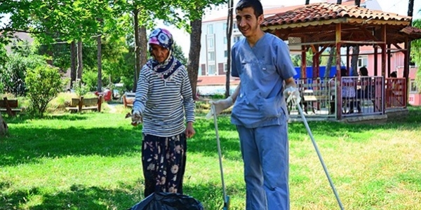 Engelli oğlunu mesaide de yalnız bırakmıyor