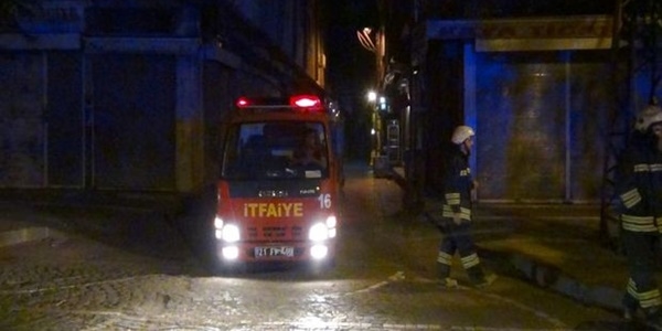 Silahlı göstericiler yangına giden itfaiye ekiplerine engel oldu