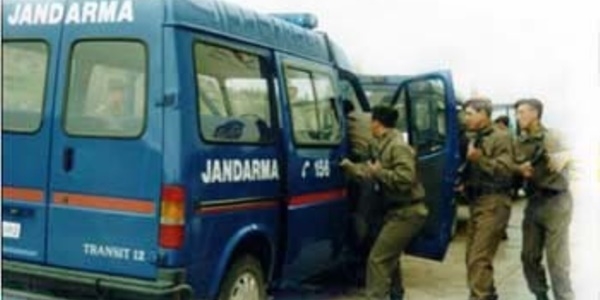 Jandarmay gzetleyen silahl kiiler yakaland
