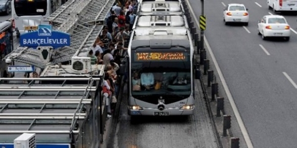 Metrobüs yolu yenileniyor