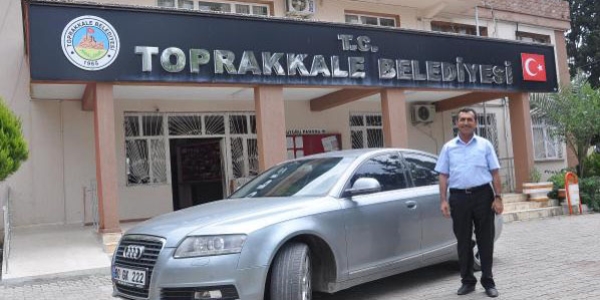 İşçilerin maaşını ödeyemeyince makam arabasını iade etti