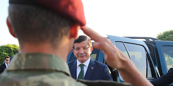 Davutoğlu'dan bordo berelilere sürpriz ziyaret