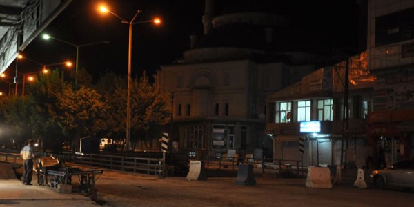 Yüksekova'da adliye ve polis lojmanlarına saldırı