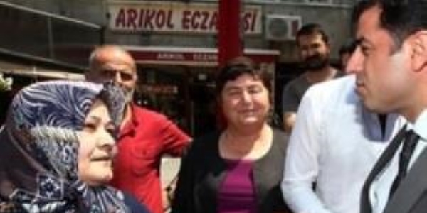 Demirtaş'ın önünü kesen kadın: Size güvenmiştik