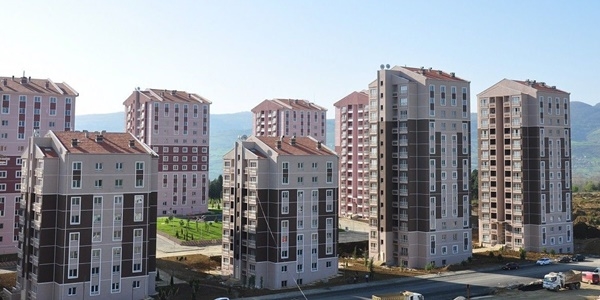 Belediye 550 konutluk TOKİ inşaatını mühürledi