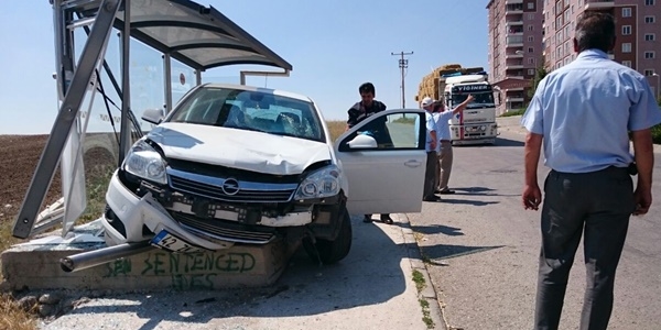 Ehliyetsiz sürücü durağa girdi:1 öğretmen, 3 öğrenci yaralı