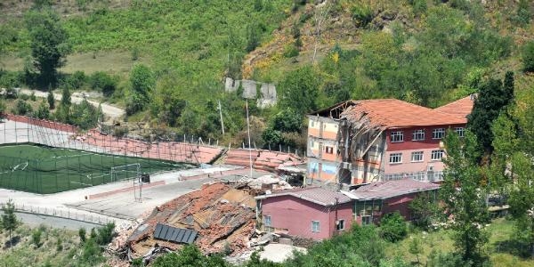 Heyelanda 3 katlı okul çöktü