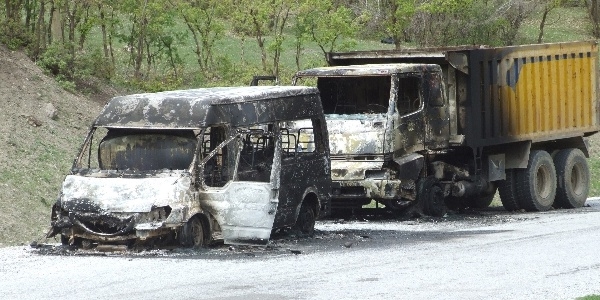 PKK, askeri karakollara malzeme taşıyan minibüsü ateşe verdi