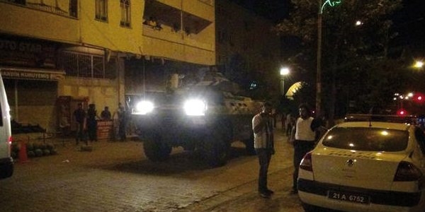 Diyarbakr'da polis aracna silahl saldr: 1 ehit