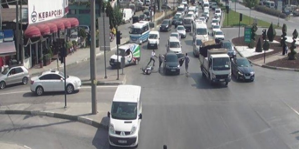 Kırmızı ışıkta pompalı tufekli kavga: 3 yaralı
