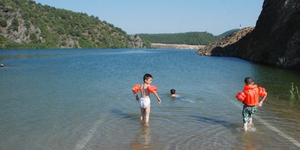 Su altında kalan yolda yüzdüler