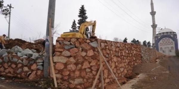 Zabıtaya tepki için yola duvar ördü