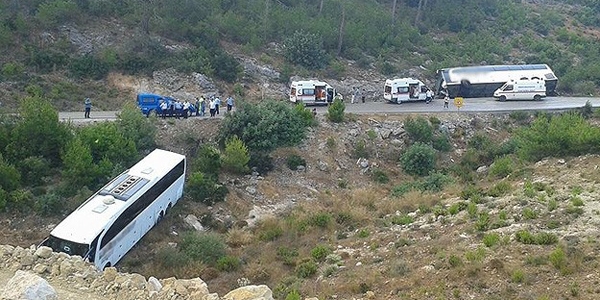 Mersin'de yolcu otobs devrildi: 20 yaral