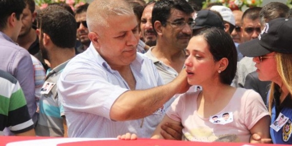 Şehit polisi 2 aylık bebeği uğurladı