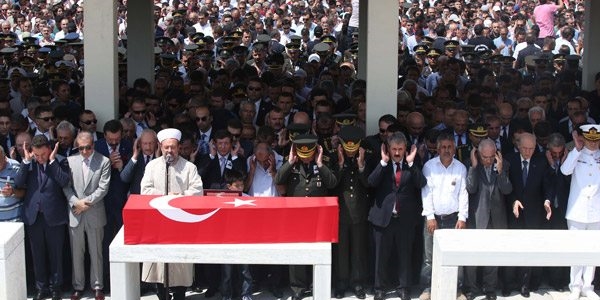 Şehidi devletin zirvesi uğurladı