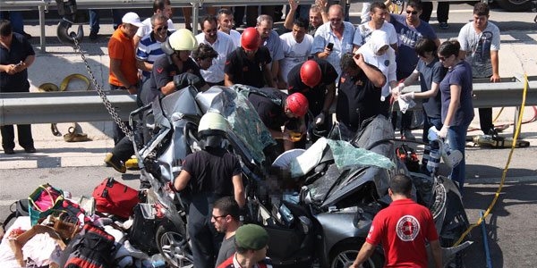 Otomobil iki TIR'ın arasında kaldı: 2 ölü