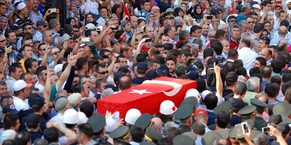 Şehit askeri 10 bin kişi uğurladı