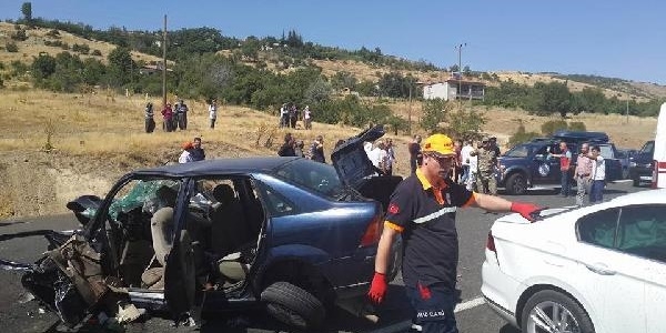 İki otomobil kafaya çarpıştı: 1 ölü, 4 yaralı