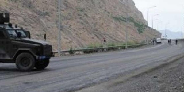 Polis aracının geçtiği köprü havaya uçuruldu