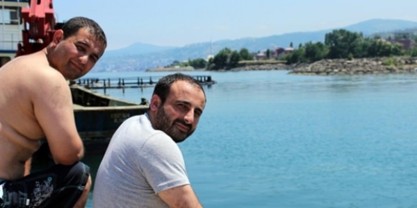 Denizde engel tanımıyor hayallerine kulaç atıyor