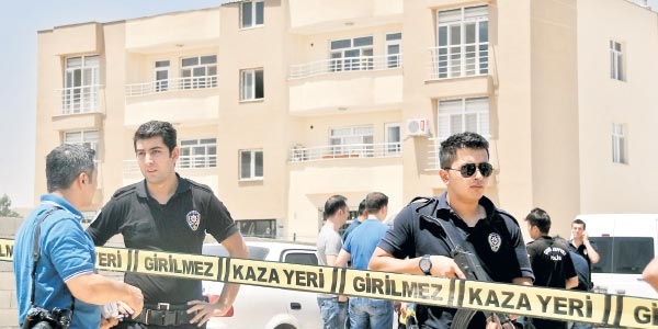 Polisleri takip edip yan daireyi kiralamışlar