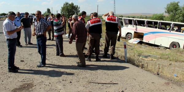 Kayseri'de ici servisi devrildi: 33 yaral
