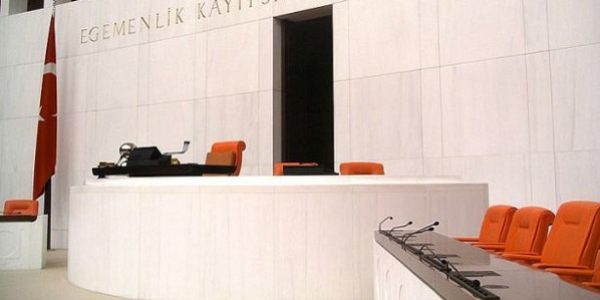 CHP'den kamu g�revlileri i�in Meclis'e kanun teklifi