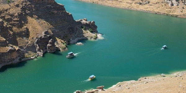 B�lge halk�n�n 'ekmek kap�s�' barajlar ter�r�n hedefinde