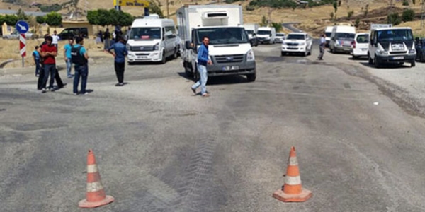 PKK, askere gıda maddesi götüren minibüsü kaçırdı