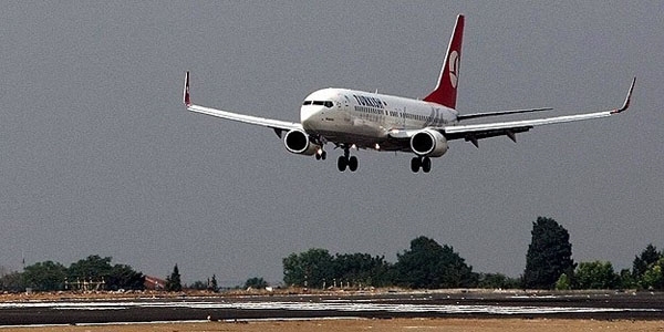 Pistteki ölü kuşlar uçağın inişini geciktirdi