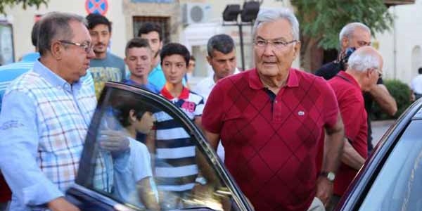 Hırsızlar Deniz Baykal'ın aracını soydu