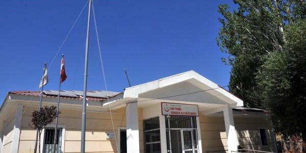 Sağlık merkezinin elektriği rüzgar ve güneşten