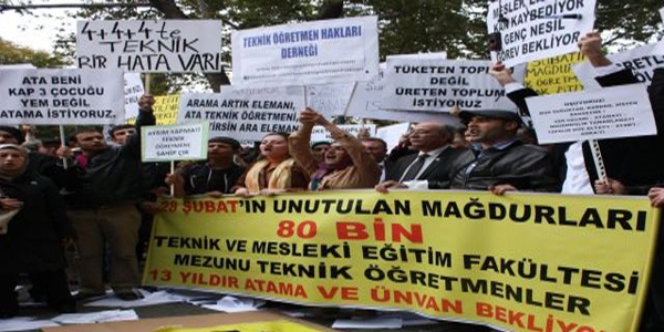 Atanamayan sağlıkçılardan 'tabutlu' protesto