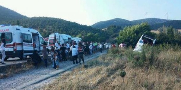 Manisa'da otobüs şarampole devrildi: 13 yaralı