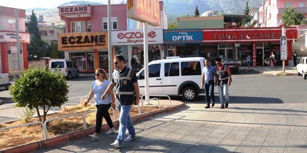 Sağlıkçı kadının kapkaç oyununu polis bozdu